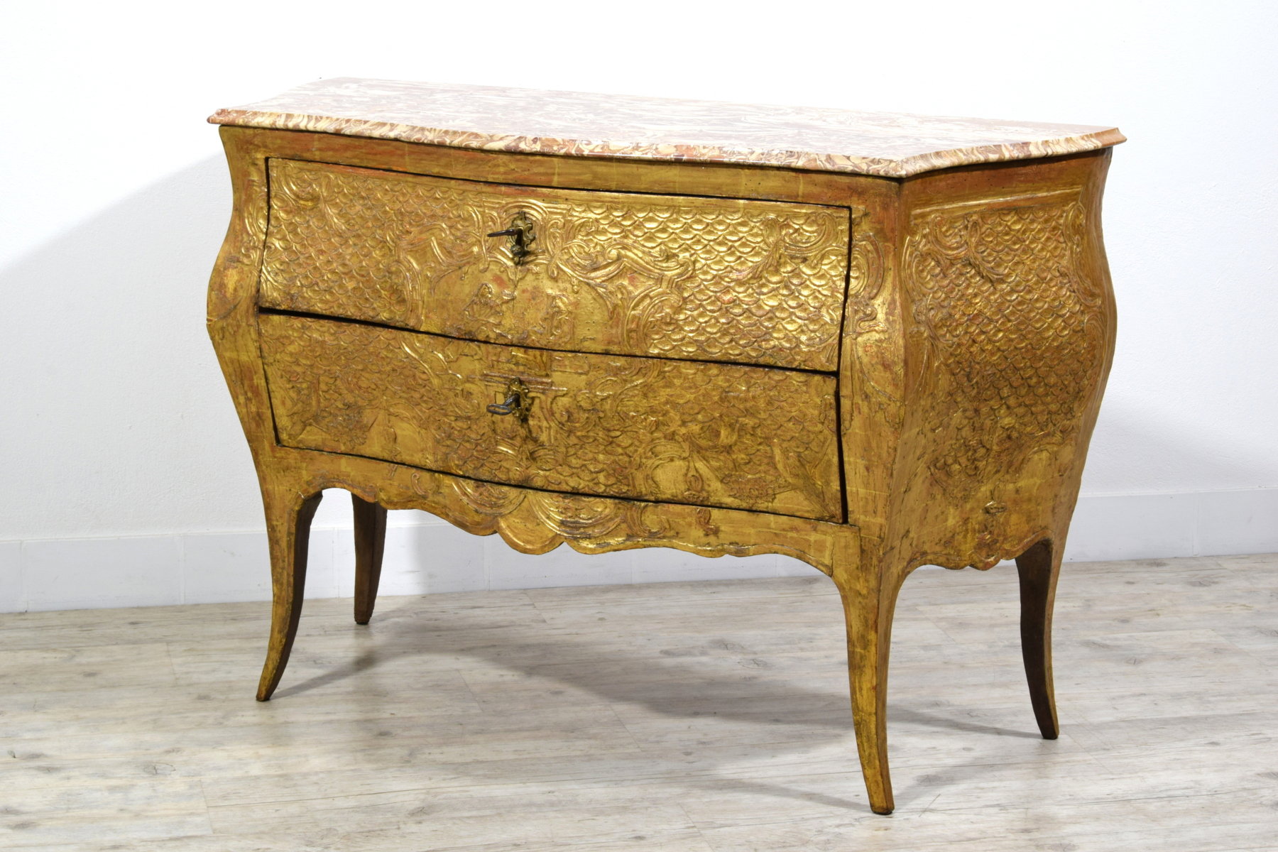 Commode baroque en bois sculpté et doré, Sicile, milieu du XVIIIe siècle